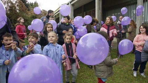 Suelta de globos en el colegio de Bu�o