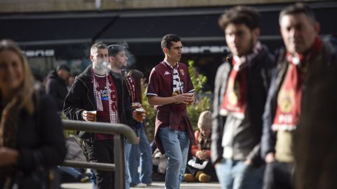 Aficionados del Pontevedra en el acceso al estadio. 