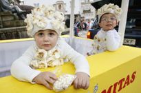 Los peques tambi�n lucieron sus disfraces por las calles de Mondo�edo. 