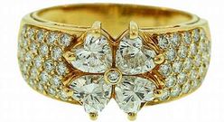 <span lang= es-es >Espionaje, robo  </span><span lang= es-es >y asesinato</span>. �Antoinette� es una creaci�n de Jeremy Morris en 1983, que vendi� a Istana. El due�o de Istana dice que compr� para �l los derechos del dise�o, pero que los bocetos fueron robados por un socio suyo, Szumeraj, que se los vendi� a Van Cleef. Szumeraj fue asesinado por otro joyero rival en 1997. Por su parte, Van Cleef asegura que en 1987 compr� el dise�o a Istana, sin m�s vueltas.