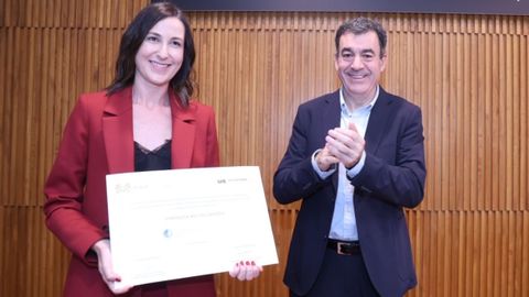 Ver&oacute;nica e o conselleiro de Ciencia e Universidades, en Santiago.