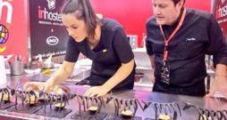 Pepe Ron ultima con ayuda la elaboraci�n del Pepito de ternera Blanco 2017 con el que el restaurante Blanco se ha alzado con el segundo premio del Concurso de Nacional de Pinchos de Valladolid