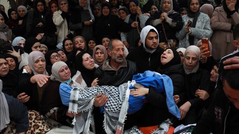 Familiares y vecinos de Tam�n, durante el entierro de la familia tiroteada por las fuerzas israel�es.