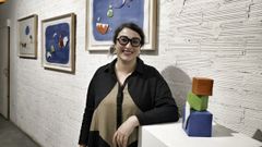 La artista Alba Fern�ndez junto a algunas de las obras que expone en la galer�a Dod� Dad� de Ourense.