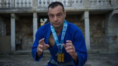Martín Casal, con las medallas que le acreditan como campeón de la Copa Galicia 2025.