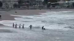 El rescate en la playa de Riazor