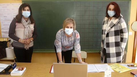 Ana Mara Vzquez, Encarna Santos e Estefana Eijo, de Educando en Familia, na escola de Vilaronte, en Foz