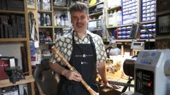 El clarinetista Pablo Pascual en su taller de artesano, en la r�a Belgrado, donde adem�s de reparar y fabricar instrumentos de viento hace juguetes y otros objetos en madera. Este vecino de O Milladoiro (Ames) tiene, adem�s, una larga trayectoria musical ?pasi�n que comparte con su mellizo? y es profesor de clarinete en la escuela municipal.