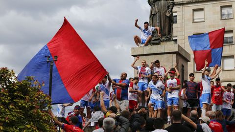 �Celebraste el ascenso de la UD Ourense?.La fiesta comenz� en Meis y se traslad� a la fuente de Concepci�n Arenal