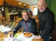 Luis Francisco Villar (derecha), propietario y cocinero del bar Plaza, sirviendo una de sus fabadas