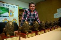 El edil Juan Luis Mart�nez posa con las distinciones que se entregar�n ma�ana en el auditorio.