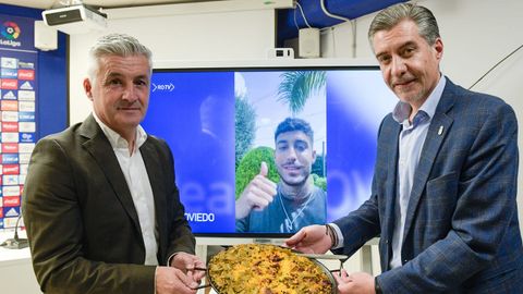 Roberto Su�rez y Mart�n Pel�ez, sujetando la paella con Camarasa de fondo