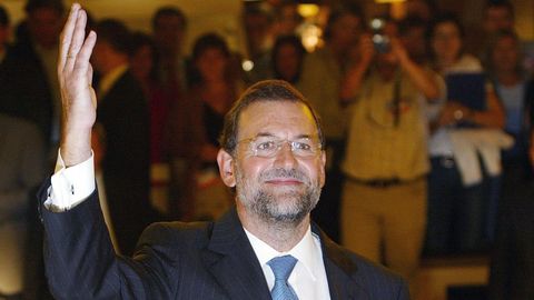 Mariano Rajoy saluda a sus compaeros de partido tras ser nombrado nuevo secretario general del Partido Popular y candidato a la presidencia del Gobierno en el Comit Ejecutivo del PP