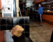 En la imagen, la piedra con la que rompieron el cristal. 