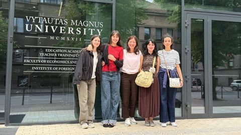 Las cuatro alumnas, Jimena Ant�n, Nuria Y��ez, Silvia Iglesias y Sara Castro, con la profesora