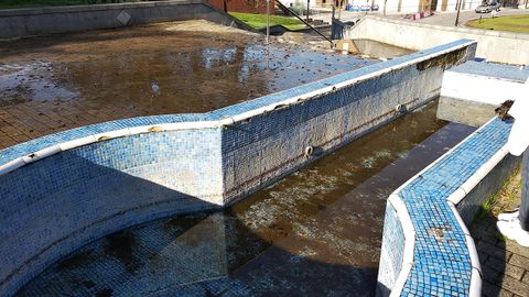 Fuente central en la escalinata del parque del Oeste de Oviedo, sucia, rota en algunos lugares y sin mantenimiento