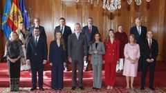 Los reyes Felipe VI y Letizia junto a la princesa Leonor (3i) y la infanta Sofa (2d) reciben en audiencia a los galardonados con las Medallas de Asturias 2025, Hijo Predilecto 2025, e Hijos Adoptivos 2025; este viernes en la capital asturiana, horas antes de la ceremonia de entrega de los Premios Princesa de Asturias 2025