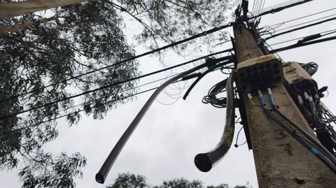 Cable de fibra cortado en Xoane, Carballo.