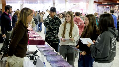 Casi una veintena de expositores participaron en la feria organizada por la UDC y el Concello