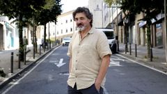 Xos� Manuel Dur�n, nunha das r�as do barrio do Ensanche de Santiago.