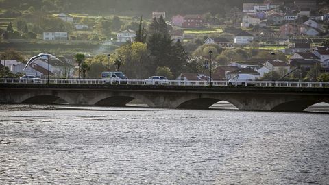 Las mareas vivas subieron tanto el nivel del agua que casi cubri los arcos de los puentes de Noia