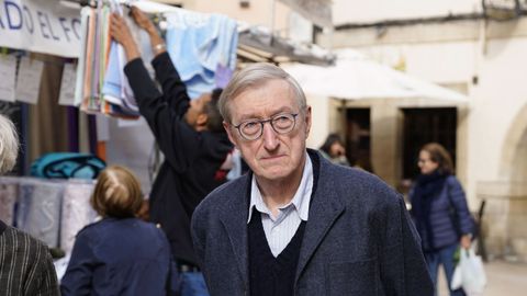 El novelista ingl�s Julian Barnes, premio Princesa de Asturias de las Letras, camino de la Biblioteca P�blica P�rez de Ayala de Oviedo para conocer el legado de Leopoldo Alas 'Clar�n'