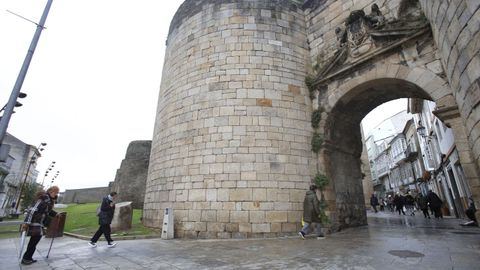 Muralla de Lugo, con la reconstruida Porta de San Pedro, entrada del Camino Primitivo
