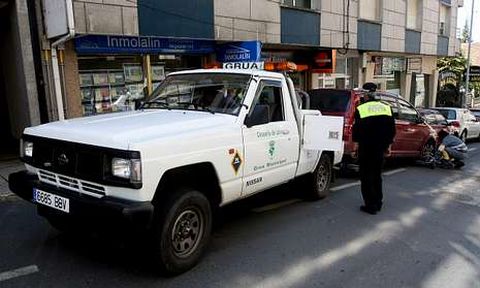 Imagen de archivo de una actuaci�n de la gr�a en una c�ntrica calle de Lal�n.