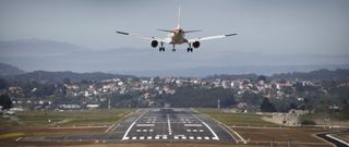 Un avi�n comercial, aterrizando ayer en el segundo d�a de estreno de la nueva pista de Alvedro, por la nueva cabecera sur del aer�dromo. 