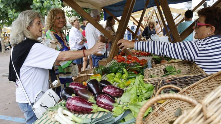 Puesto de productos de la huerta en el Mercado dos Domingos