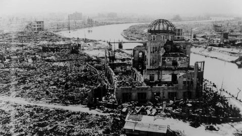 La famosa cpula de la bomba atmica en Hiroshima, fotografiada por el Ejrcito estadounidense en 1945.