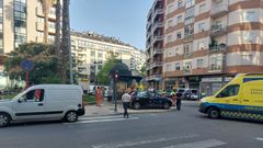 Los coches implicados, una furgoneta y un Peugeot de color negro, tras la colisi�n