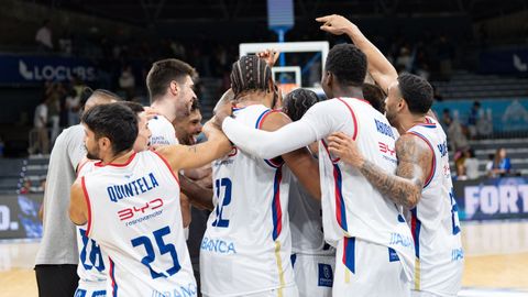 Los jugadores del Monbus Obradoiro celebran la victoria en Andorra