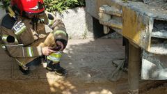 Un bombero, en el lugar del escape