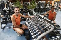 El atleta es tenaz con los aparatos de que dispone en las instalaciones cercanas a su casa. 