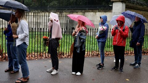 Muchos tuvieron que hacer cola para depositar los ramos de flores y los regalos a las puertas del palacio de Buckingham.