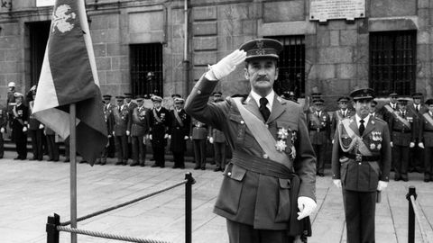 Manuel Fern�ndez Posse, miembro de la l�nea dura, se mantuvo leal al Gobierno. Tras el golpe, en la ofrenda al Ap�stol, lanz� un incendiario discurso contra la �subversi�n generalizada�. Pas� a la reserva en noviembre de ese a�o. 