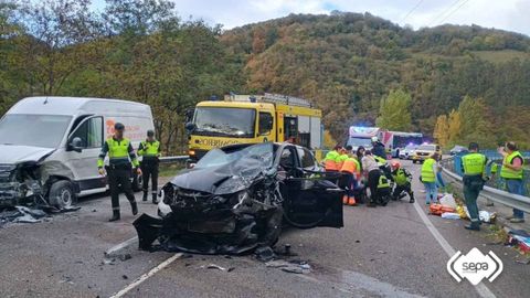 Furgoneta y coche implicados en el accidente de la AS-112, en Mieres.