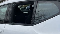 As� qued� el coche del jefe de oncolog�a del HULA este lunes.