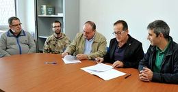 Momento da firma do convenio onte en Ribadeo para promocionar o comercio e o turismo. 