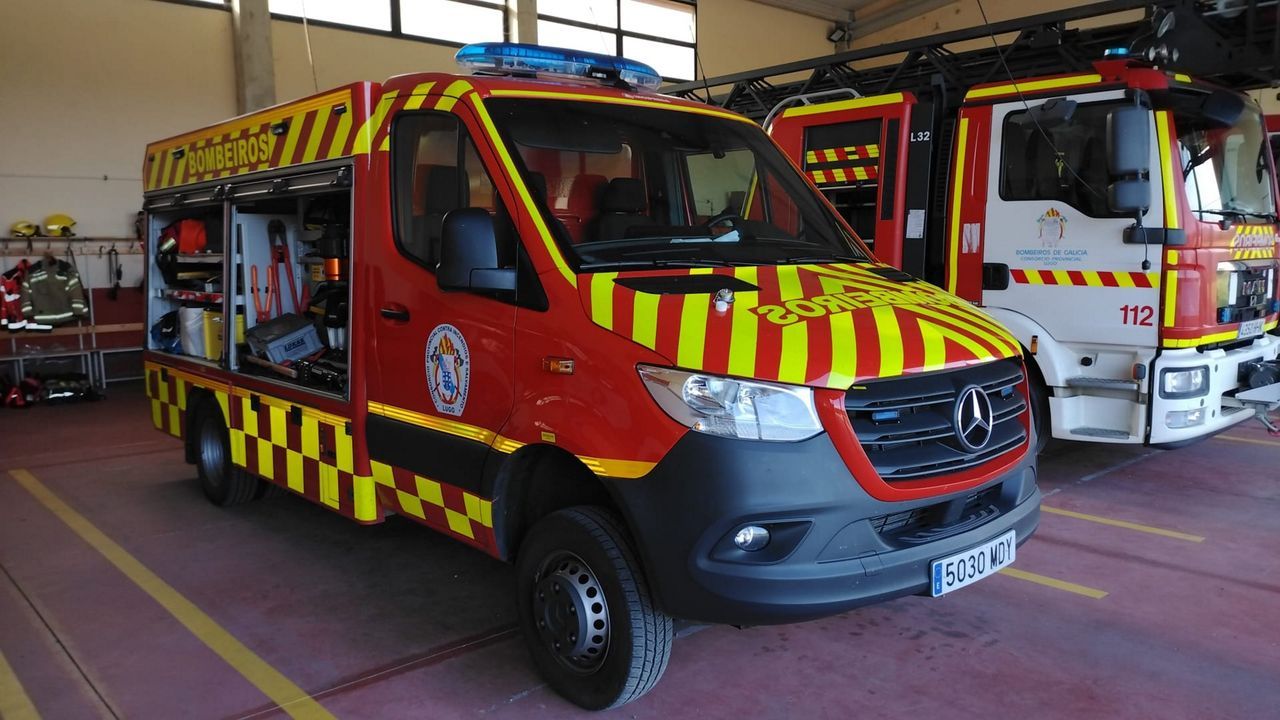 Bomberos de Barreiros taponaron una fuga de gasóleo en Maderas Villapol, en Trabada