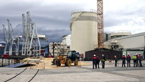 Despliegue en el Puerto de Vigo tras la explosi&oacute;n