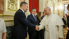 Santiago Abascal estrecha la mano del papa Le�n XIV, ayer en el Congreso de los Diputados.