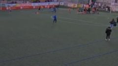 Imagen del momento de la agresi�n a una futbolista menor de edad, supuestamente por tres jugadoras del equipo rival al finalizar el partido en el estadio Pepe Quimara Llanera