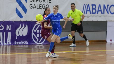 Chiky se lleva un bal�n ante la presi�n de una contrincante