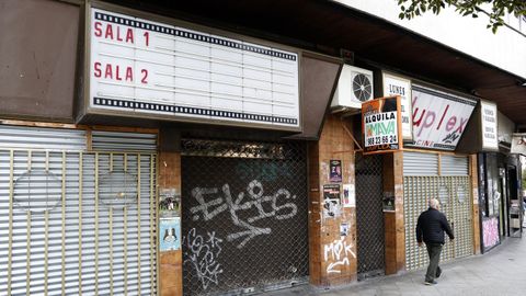 Fachada del Cine Duplex, todav�a con la carteler�a previa a su cierre