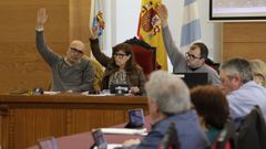Tres integrantes del equipo de gobierno, con la alcaldesa Mari�a Gueimunde a la cabeza, votan en contra de la moci�n del PSOE de Viveiro