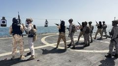 Un ejercicio de tiro de marinos mauritanos a bordo del Atalaya. 