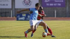 Tonini protege la pelota ante Konat, en la visita del Viveiro al Barco, en la jornada 2, su ltima titularidad.