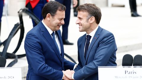 El primer ministro de Portugal, Lus Montenegro, saluda al presidente de Francia, Emmanuel Macron, en un almuerzo de trabajo en Pars.